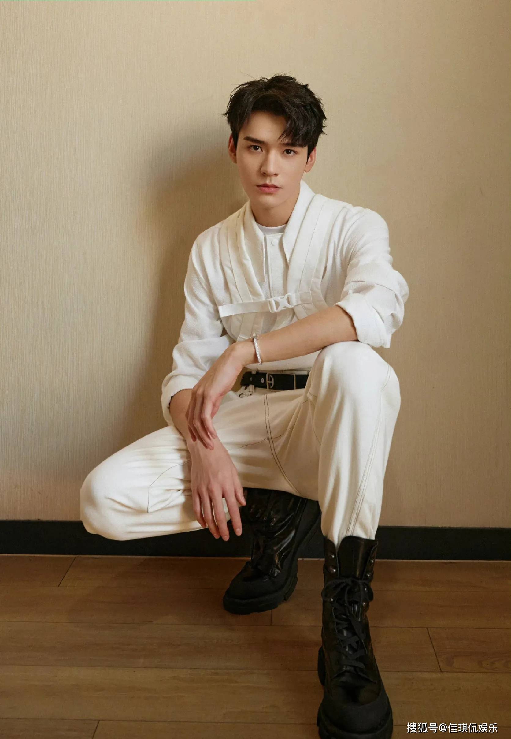 众明星网红向泸定捐款捐物,黄晓明,杨幂,关晓彤杨紫等