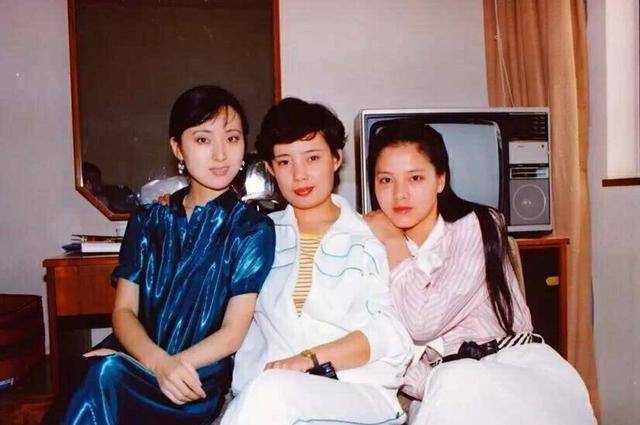 陈晓旭现代装合照太抢眼,站边边也美出一道风景线_张莉_邓婕_穿着