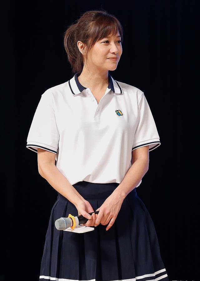 徐静蕾黄立行合体,老徐穿背带裤还像小姑娘,黄立行背后偷瞄好甜_气质