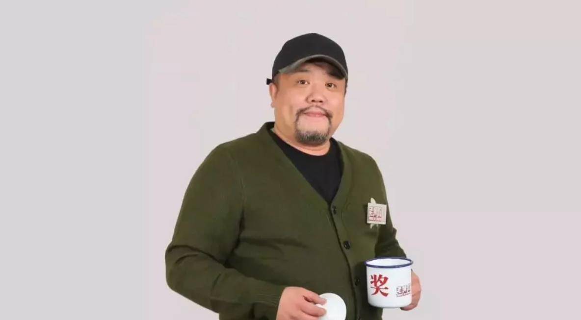 该片的导演是张鸾,艺名张鹤鸾,郭德纲河子支部弟子.