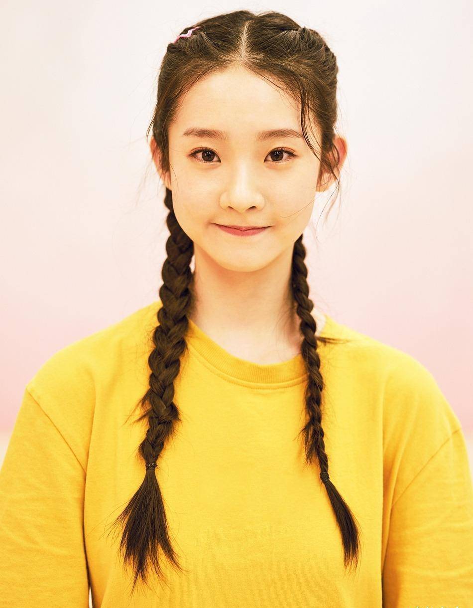 张艺凡的这个双麻花辫的造型非常的可爱,左右的辫子粗细不同,不像是