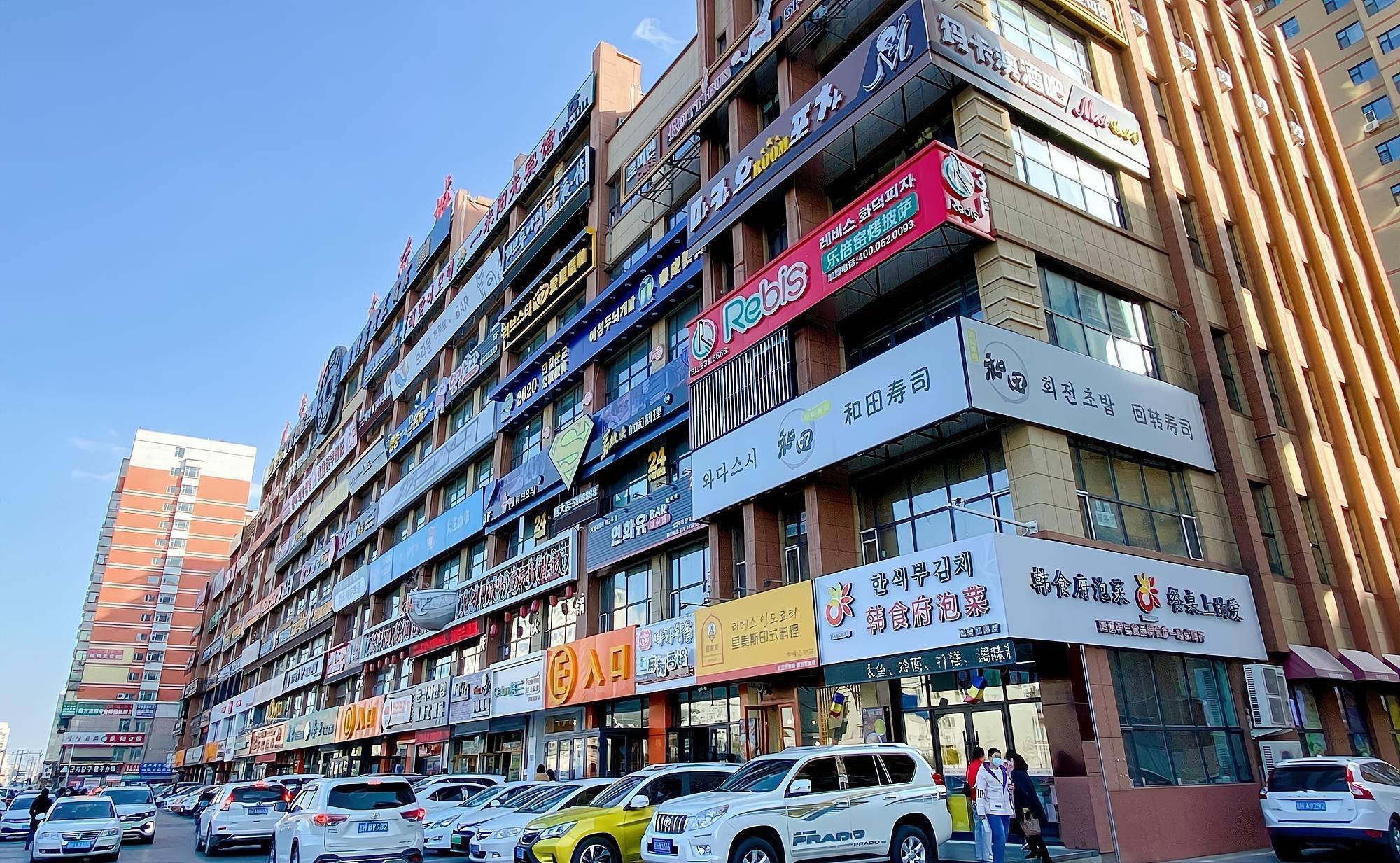 延吉“最怪”的楼，整座楼挂满了双语牌子，游客表示像到了韩国