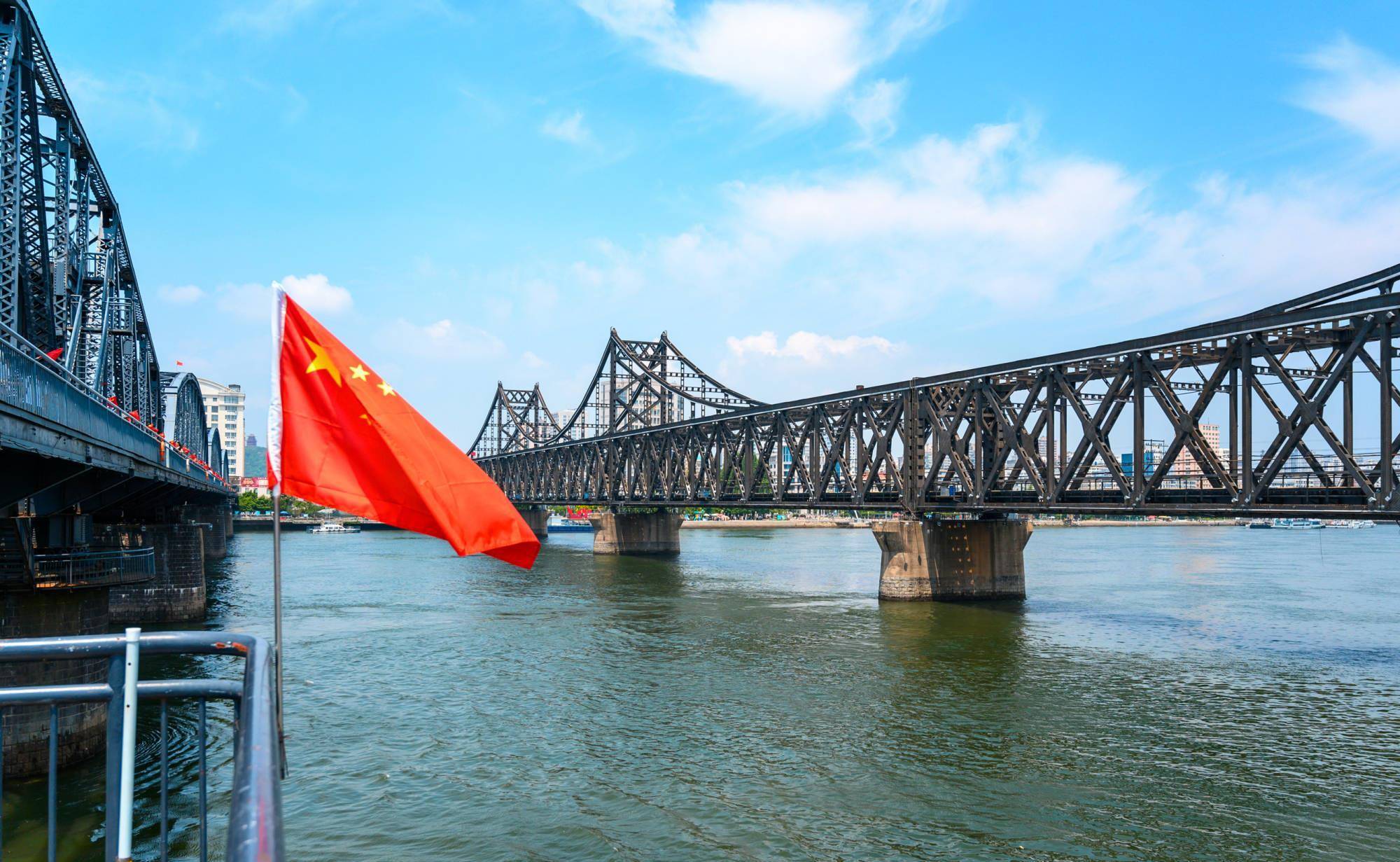 那碧绿清澈的鸭绿江水依然川流不息,随着历史长河源源不断地流向未来