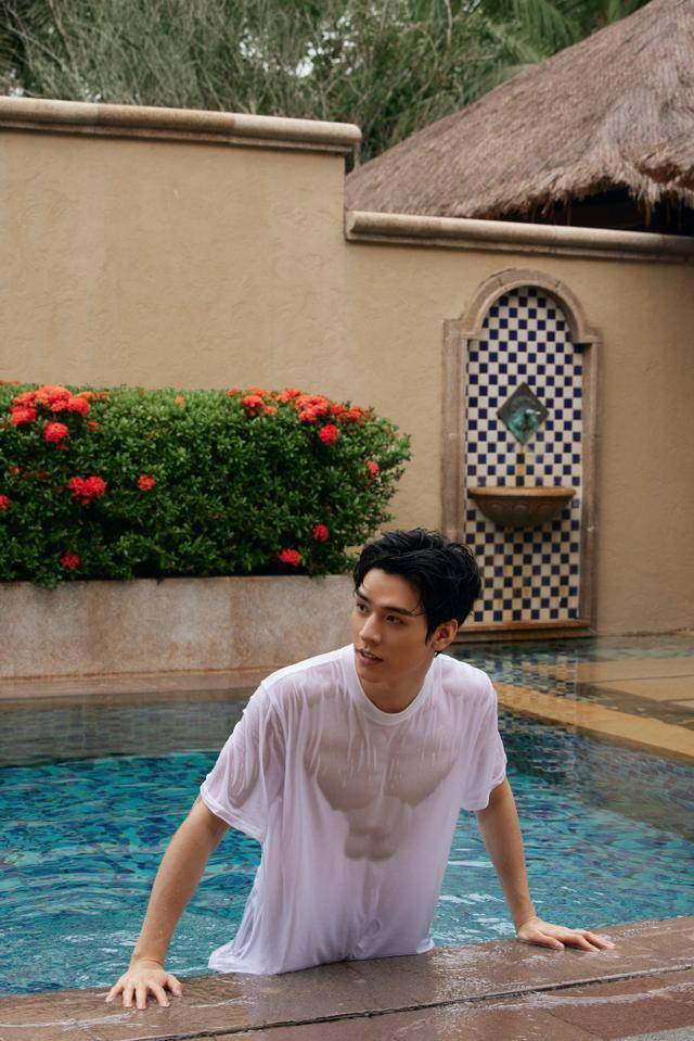 龚俊湿身泳池大片显腹肌轮廓,工作室调侃:就等今天呢_林深_杂志_温客