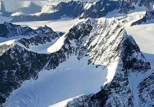 冰斗是一种三面环以峭壁,呈半圆形剧场形状或圆椅状的洼地.