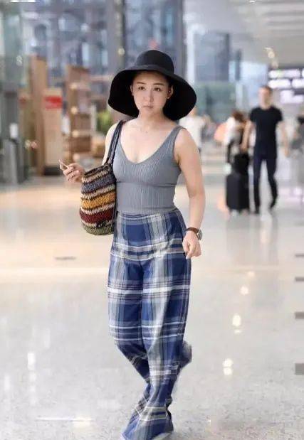 李小萌晒健身照,肚子上还是很多肥肉,但原装脸就是漂亮有气质!