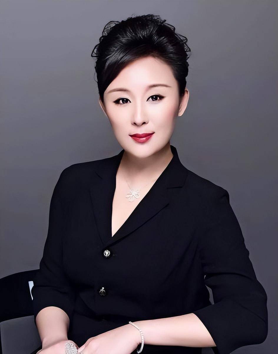 吕洋外表端庄,声音甜美大方,对人物的诠释惟妙惟肖.