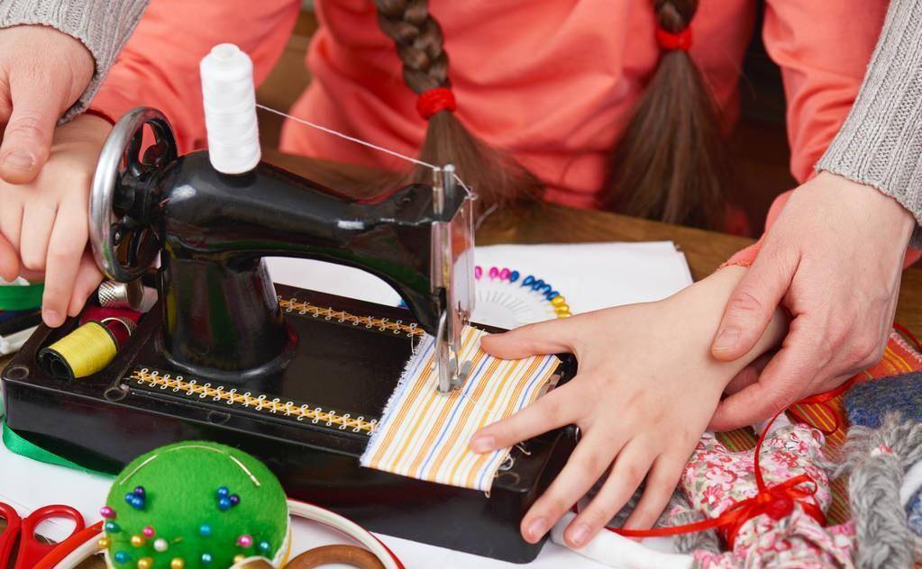 母亲用一双巧手穿针走线,为他人做嫁衣,缝缀了一段辛酸往事_妈妈_衣裳