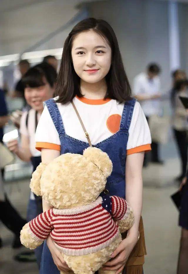 李兰迪在家瘦身成功?脸蛋明显小了一圈,摆脱土肥圆好有气质!