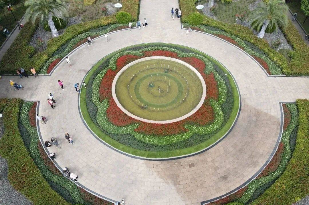 模纹花坛区入口处为欧式毛毯模纹花坛,西式柱廊为衬景,中央喷泉为点缀