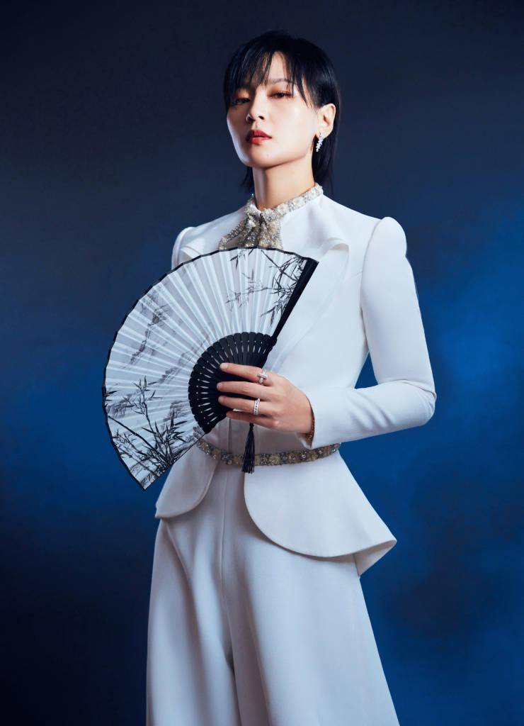 手拿折扇帅气又美飒_长沙_周笔畅_写真