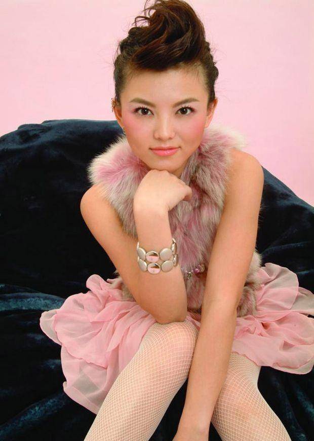 16年前的李湘真够苗条的,穿包臀亮片裙窈窕妩媚,短发更惊艳