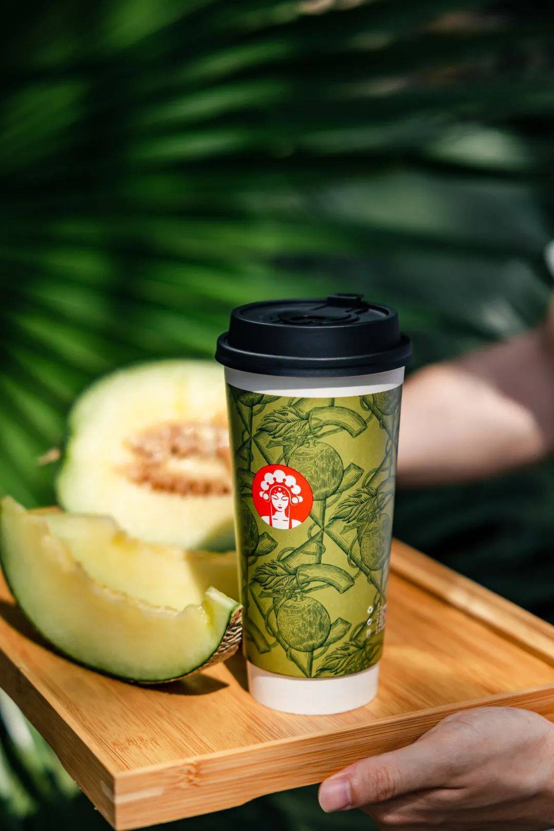 霸王茶姬甄选瓜中贵族——玫珑蜜瓜,果肉更加绵密细腻,汁水丰沛,一