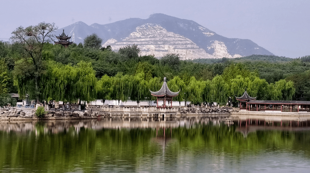 佛教艺术于一体其集崇山峻岭,江南水景,徽派建筑公园的面积很大,有9