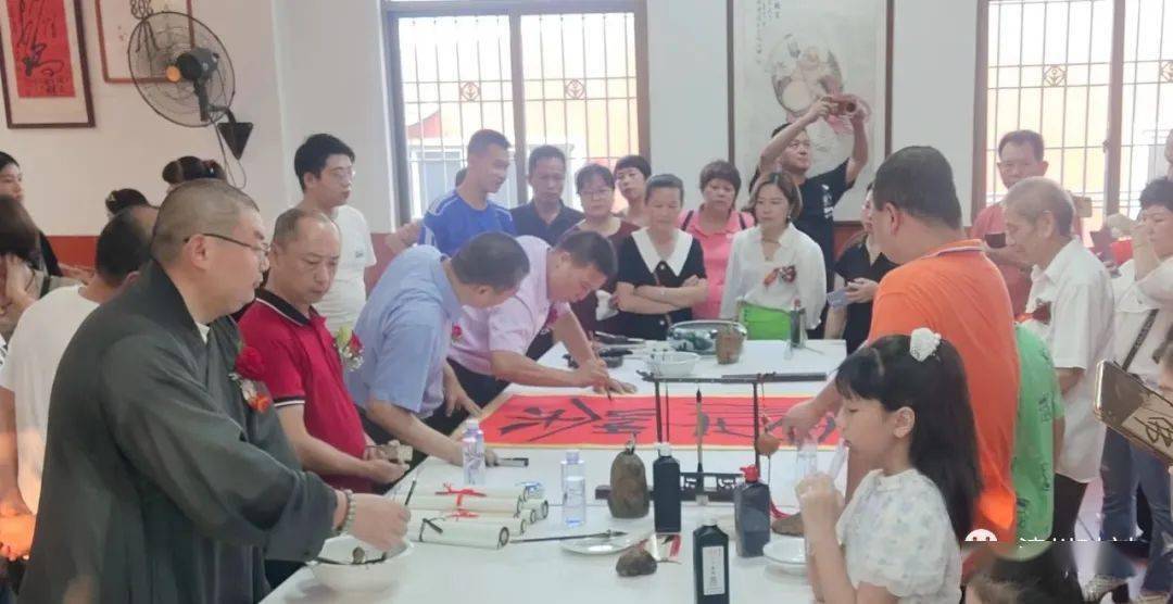 在开展仪式上,81岁书法家,"第十一届全国五好家庭"获得者陈加霖向赠送