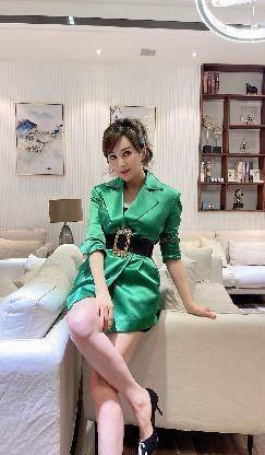 54岁香港女星拍短片,与富商离婚,她走出家门,独自抚养儿子_罗琳_视频