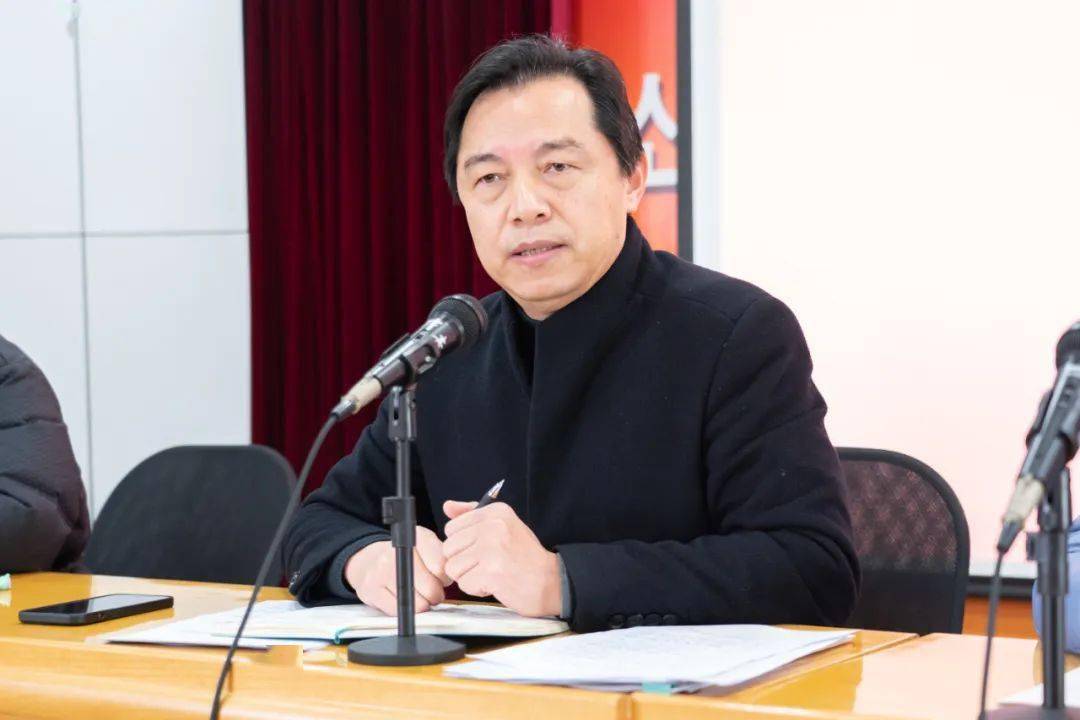 曾任分管教学工作的副校长,后调任青浦区东湖中学校长