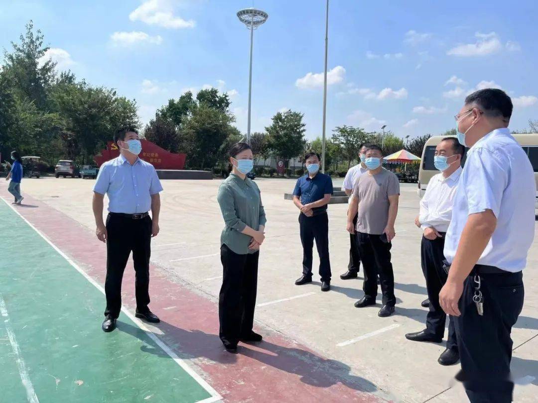 王汝娜首先来到徐明高速泗县西出入口卡点,实地查看过往车辆,人员检查