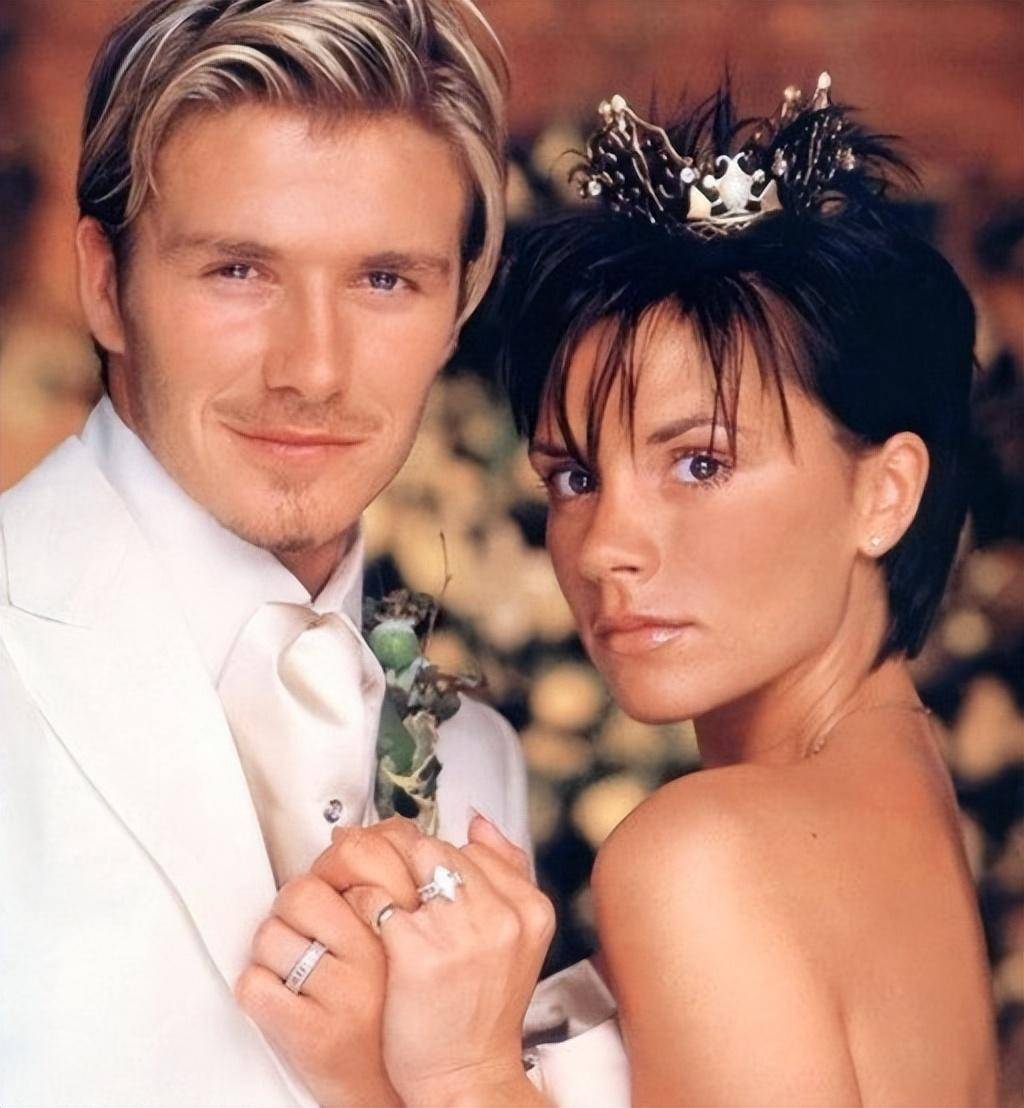 贝克汉姆23年送14枚钻戒,却不忠诚多次,可维多利亚却始终选择原谅