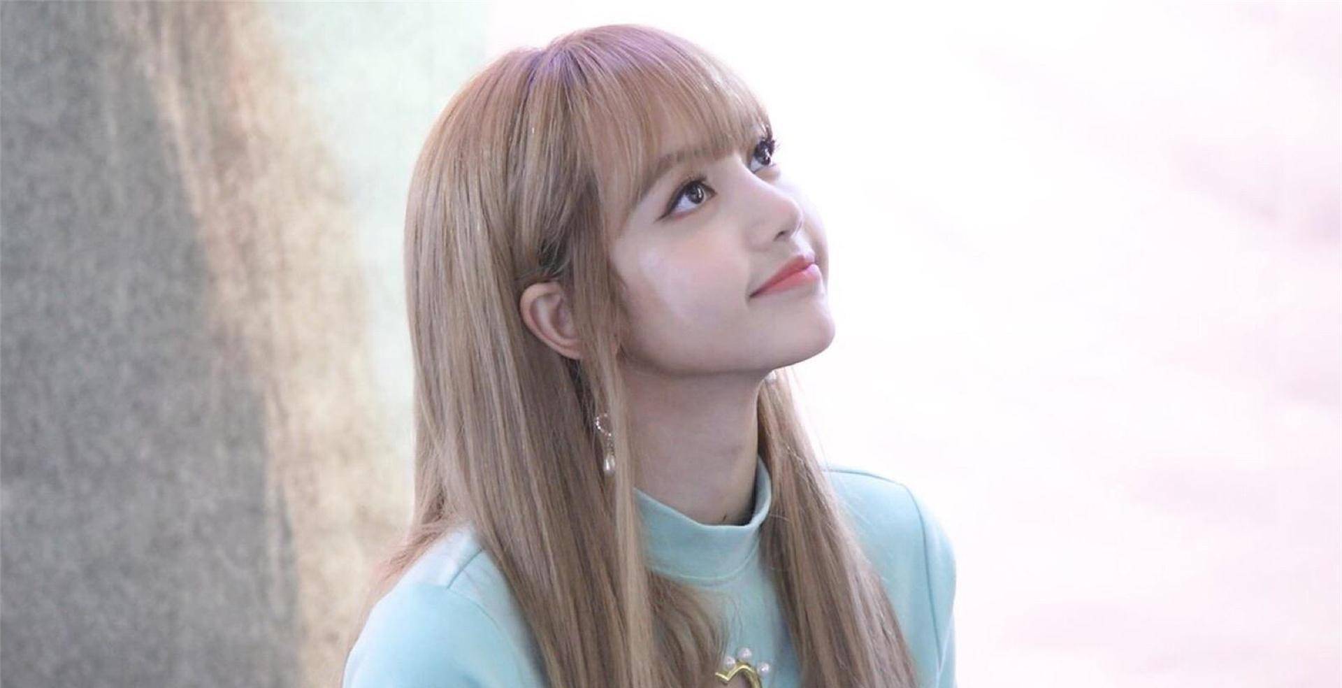 重庆"高颜值"老师撞脸lisa,高情商回应获关注,比招生简章有用_流量