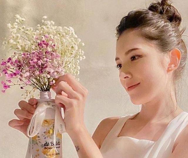 许卫宁过中秋,在红灯笼下合影留念,疑似许维宁在邱泽老家_女神_儿媳妇