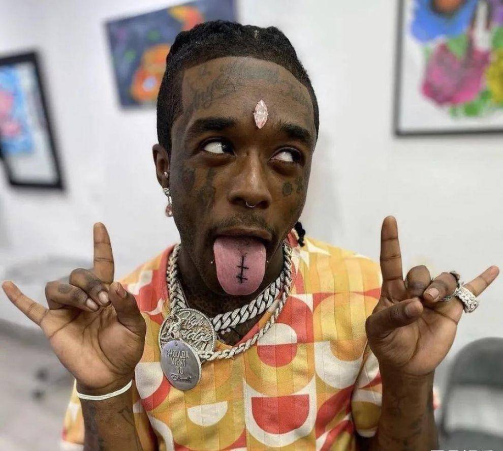 今年年初的时候,国外说唱歌手小乌兹lil uzi vert,曾将一颗将近11克拉