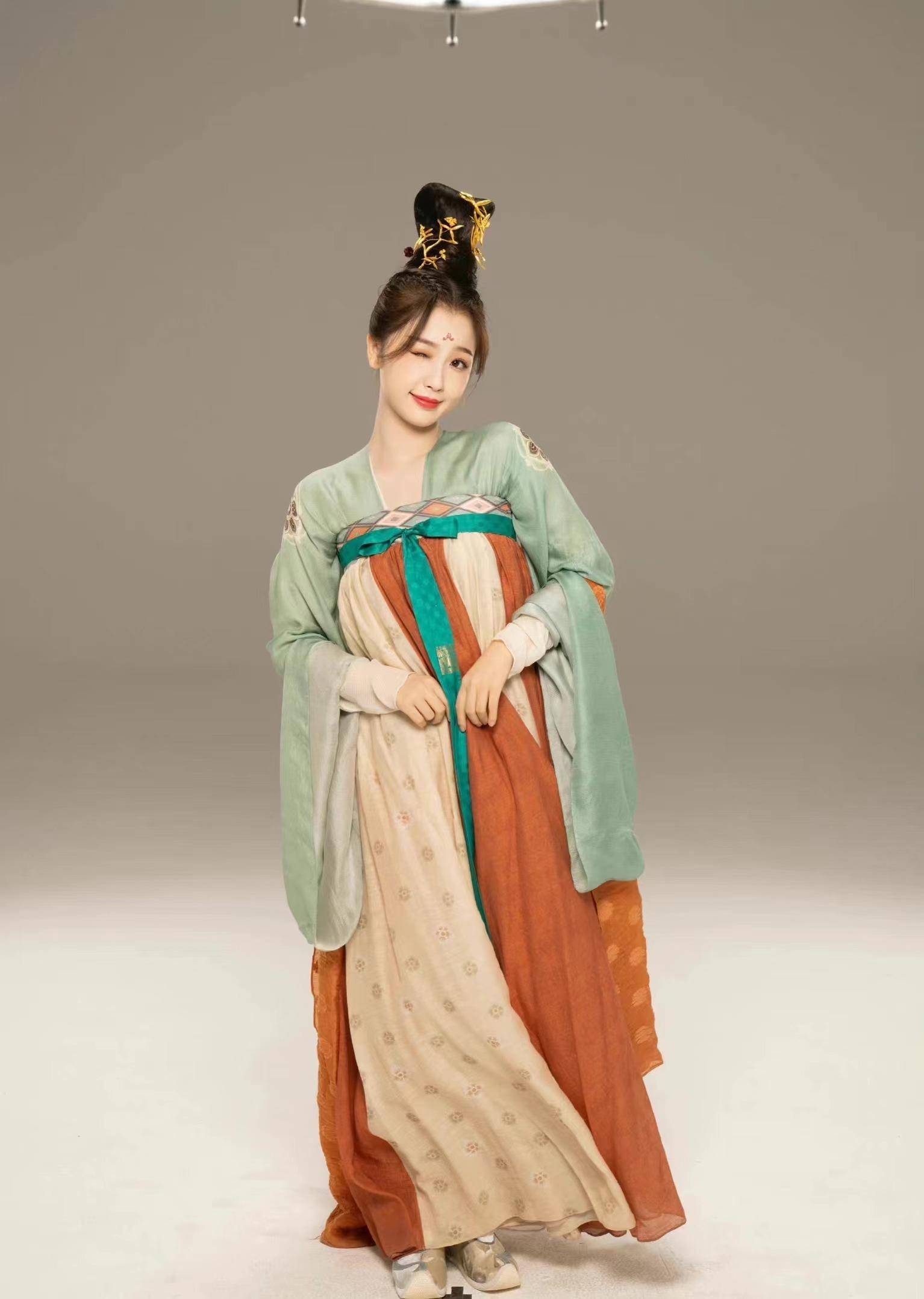 虞书欣古代装可爱甜美,现代装冷艳时尚,你爱哪一款?_颜色_古装_造型