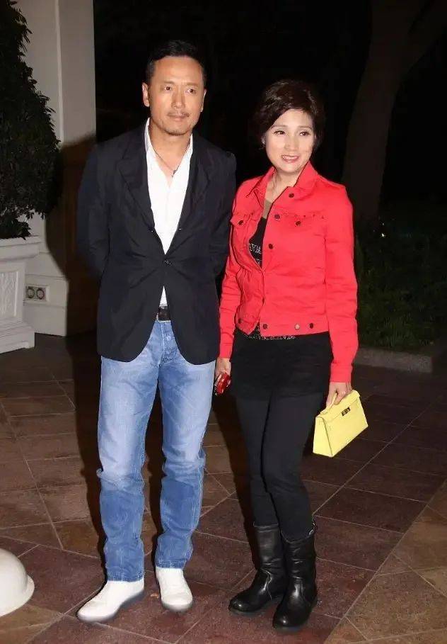 携老公与徐静蕾聚会,美颜后老态尽显都无所谓_苗侨伟_黑色_生活