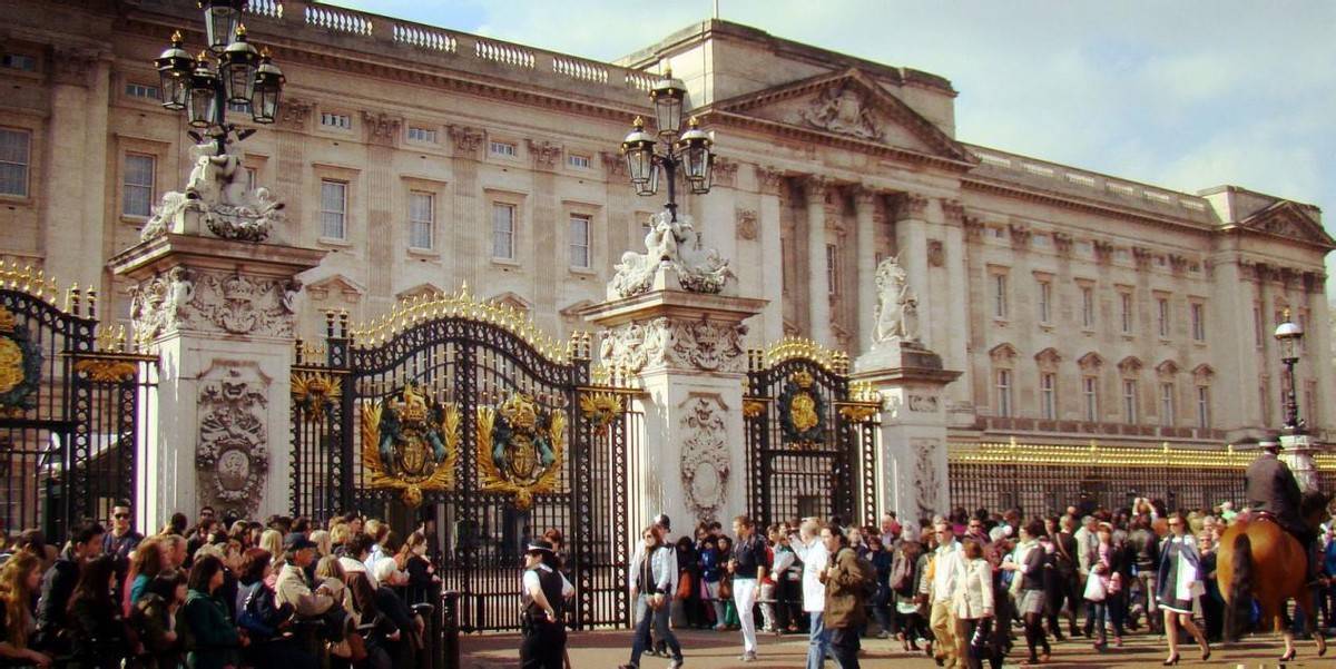 英国女王病逝，白金汉宫易主，这座欧洲第二大皇宫究竟有多奢华？