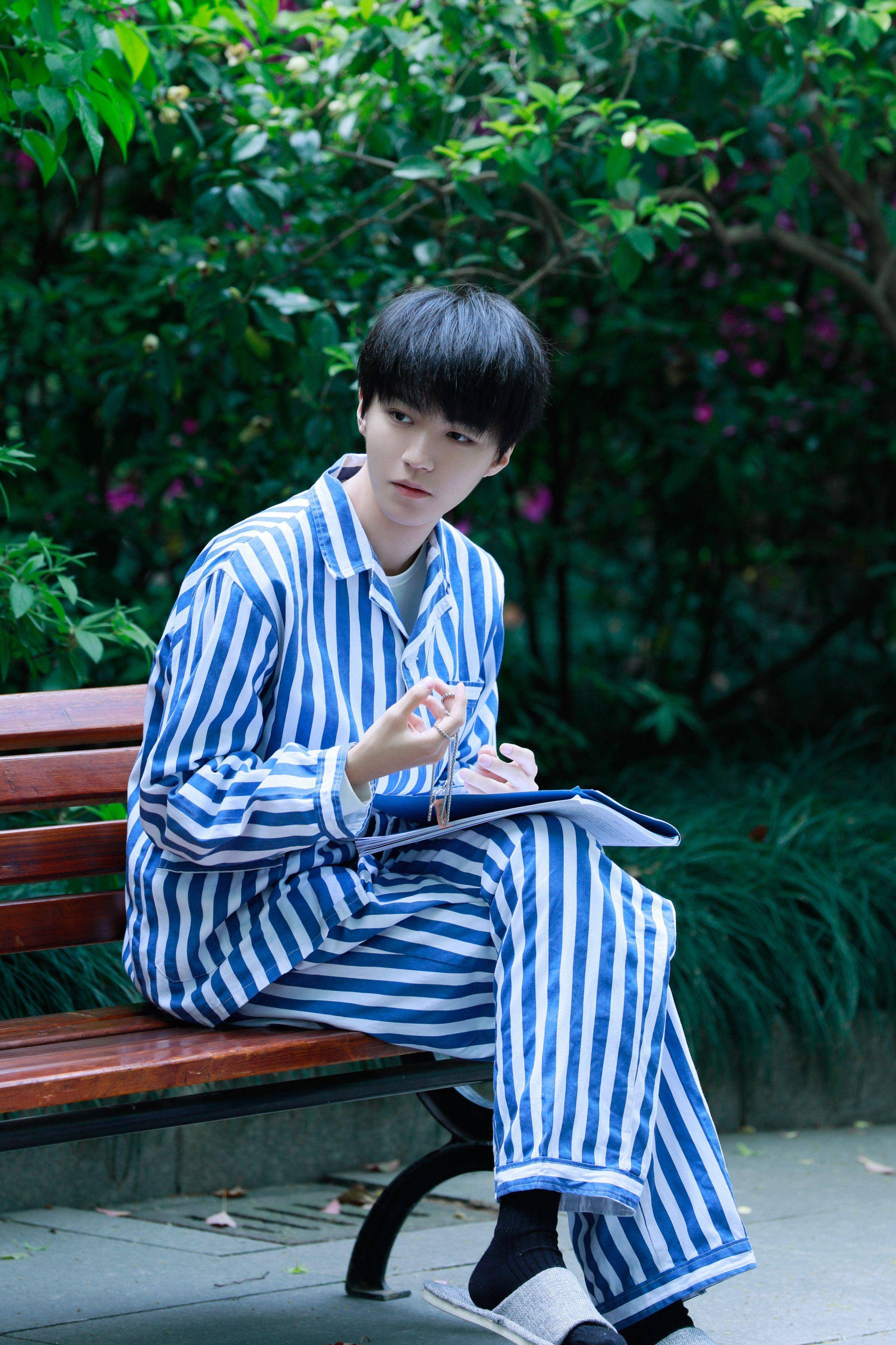 提到了金库里王俊凯被点击缺氧濒临去世的桥段,没有台词纯靠肢体动作