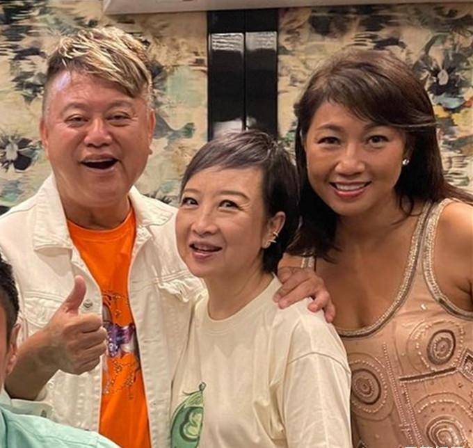 陈百祥携妻参加聚会,喝得太尽兴,林国斌戴26万金表扎马步抢镜_王玉环