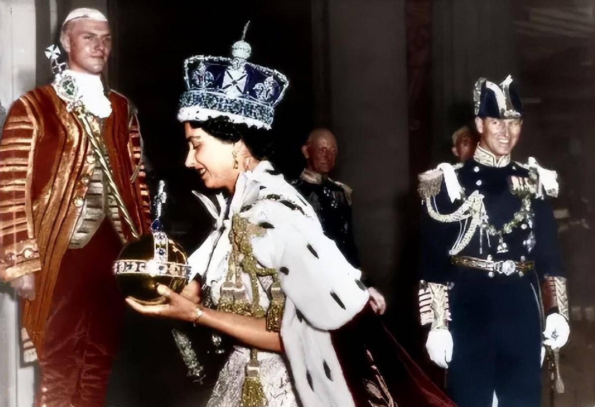 英国女王加冕礼:丈夫跪在她面前宣誓效忠,73年陪伴到白头_菲利普_婚姻