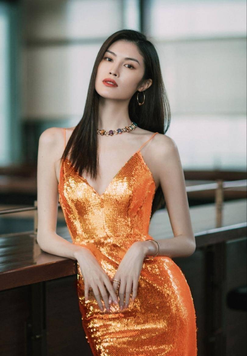 何穗的超模气质太绝了,穿上"漏光裙"光芒万丈,转身后更撩人_显得_裙子