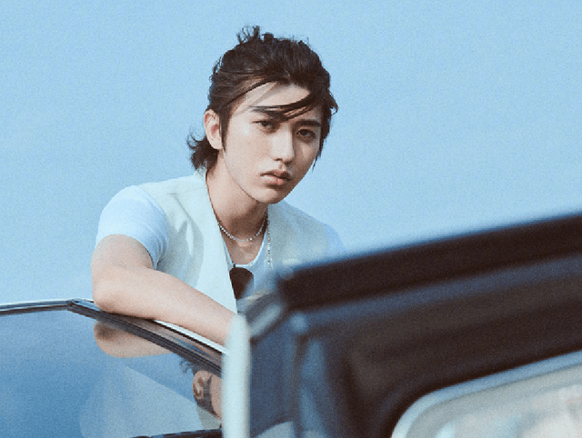 蔡徐坤硬汉形象引发争议,公众建议他将长发剪短,最好是平头造型_肌肉