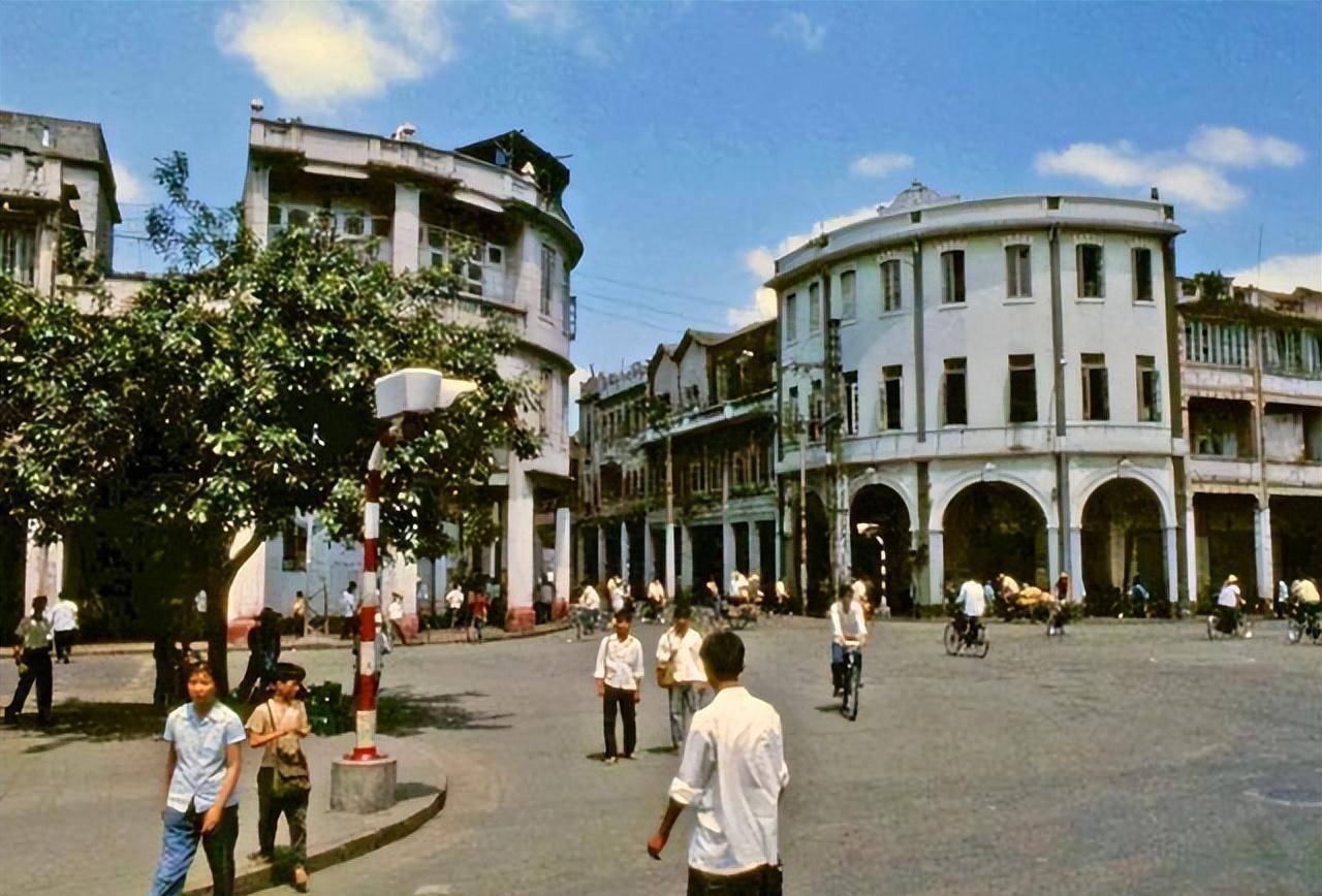 上世纪七十年代的老广州,照片里有你熟悉的地方吗?_建筑_汽车_城市