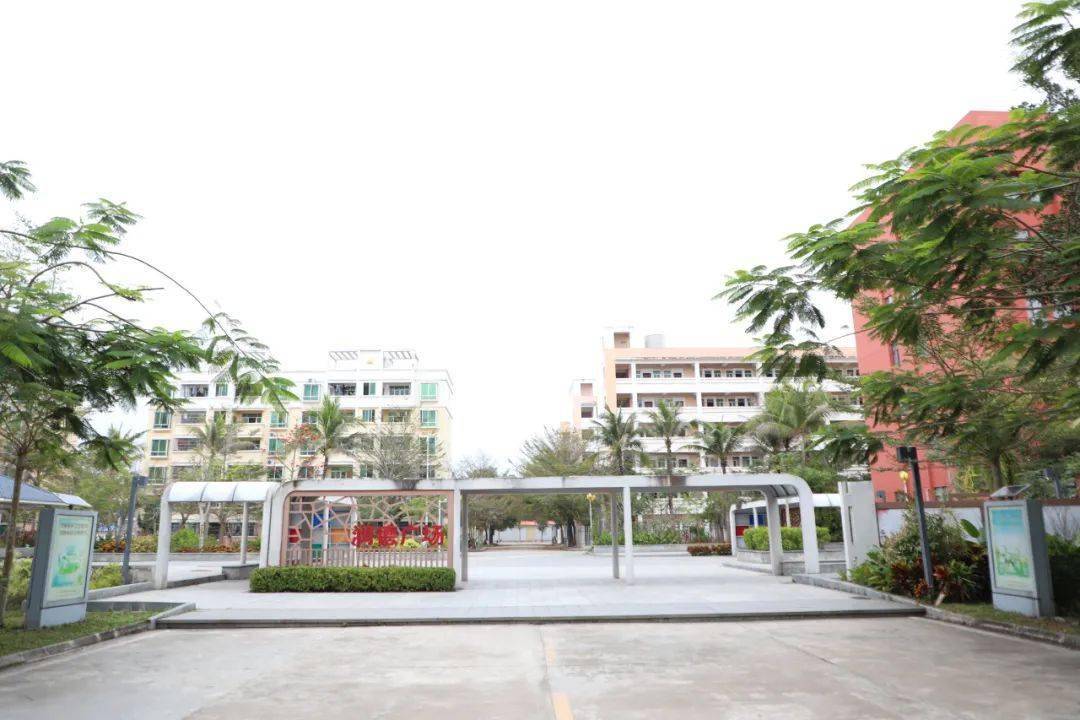 海南中学白沙学校正式揭牌 助推白沙教育驶入"快车道"