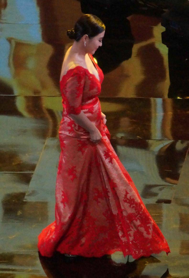 42岁郝蕾够"疯狂",穿时尚红裙秀"事业线",凹凸身材太撩人