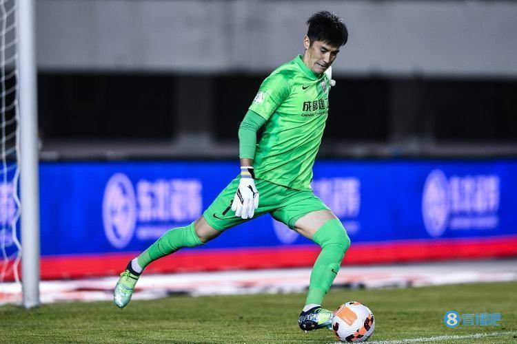 在接受《足球报》采访时,效力成都蓉城的前国门耿晓峰,回顾了自己职业