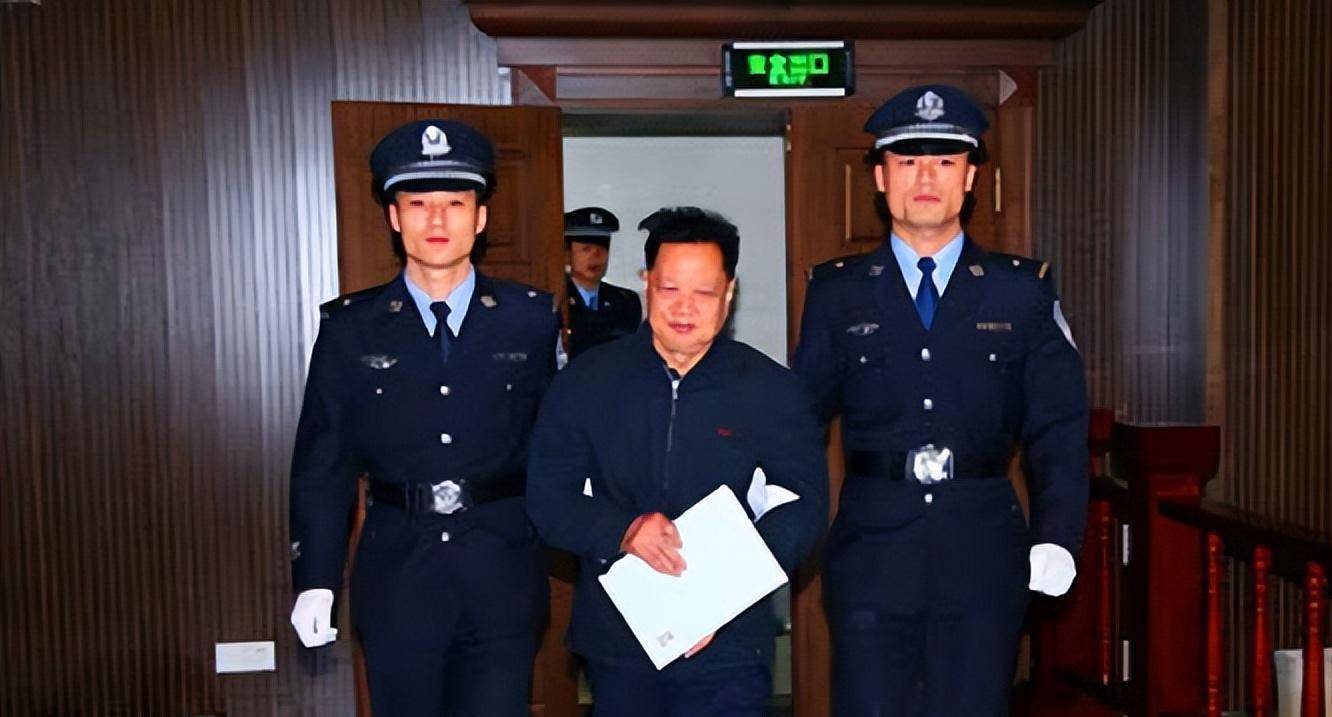 巨贪曾锦春:敛财3151万被判死刑,领导女儿成情妇,母亲哭瞎双眼_卜某
