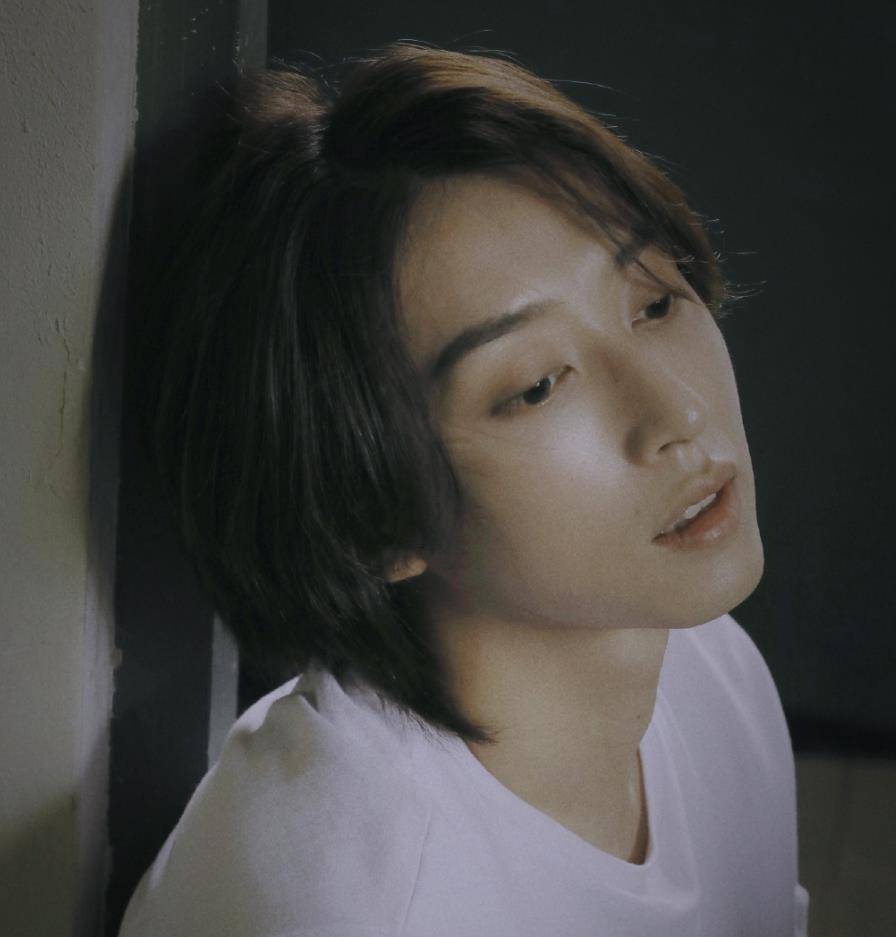 和剧中的刘丧形象有着很大的不同,网友表示真的是发型耽误的帅哥啊