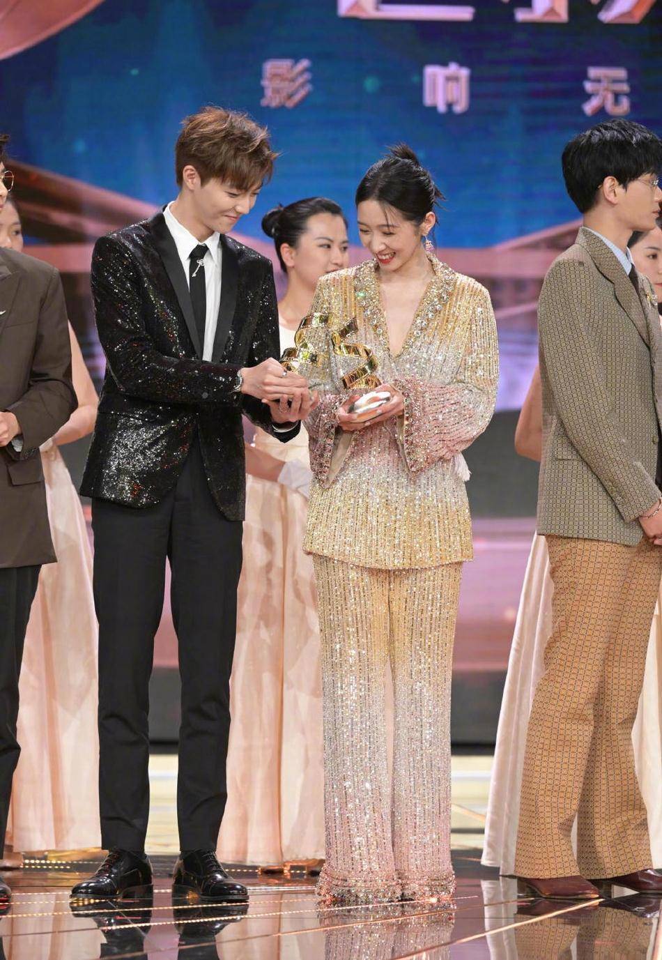 朱一龙帮倪妮提裙摆,陈立农与孟美岐用奖杯碰杯_张哲瀚_电影_胡先煦