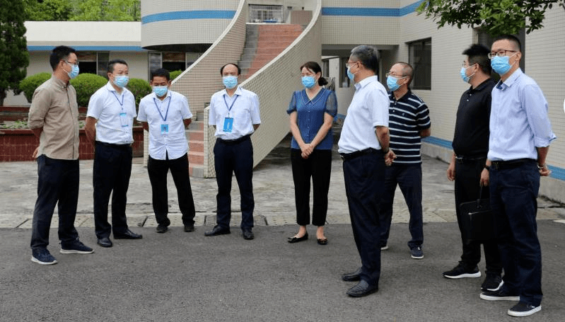 市政府秘书长邓继红,市住建局局长李建英陪同调研