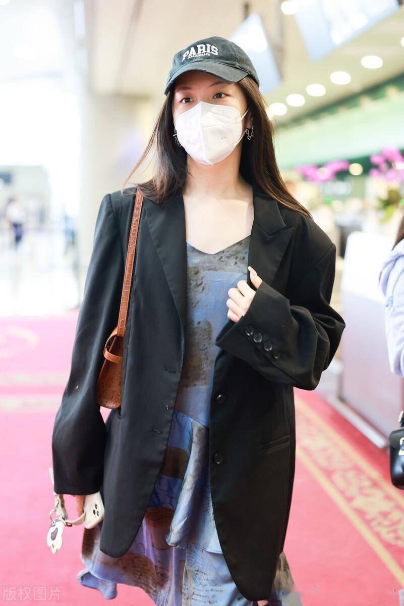 王艺瑾现身机场,身穿蓝色连衣裙搭配西服外套简约时尚