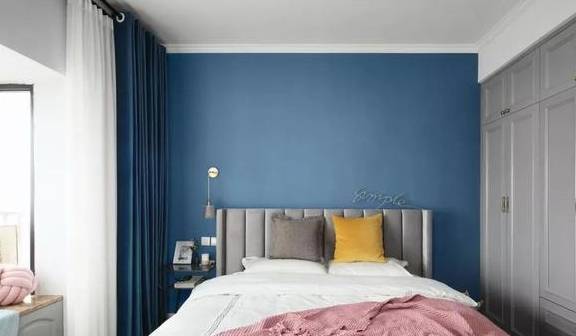 卧室背景墙与家中客厅墙面一样采用天蓝色乳胶漆,宁静温馨
