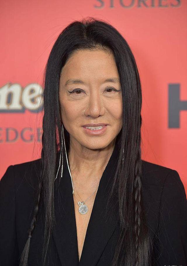 71岁身价数十亿,"婚纱女王"王薇薇穿衣很大胆,就是瘦的太雷人_身材