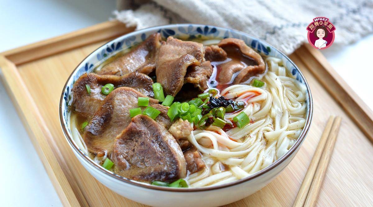 今天我带来一碗"卤牛舌汤面",牛舌软烂耐嚼,汤汁香浓,面条爽滑,吃一