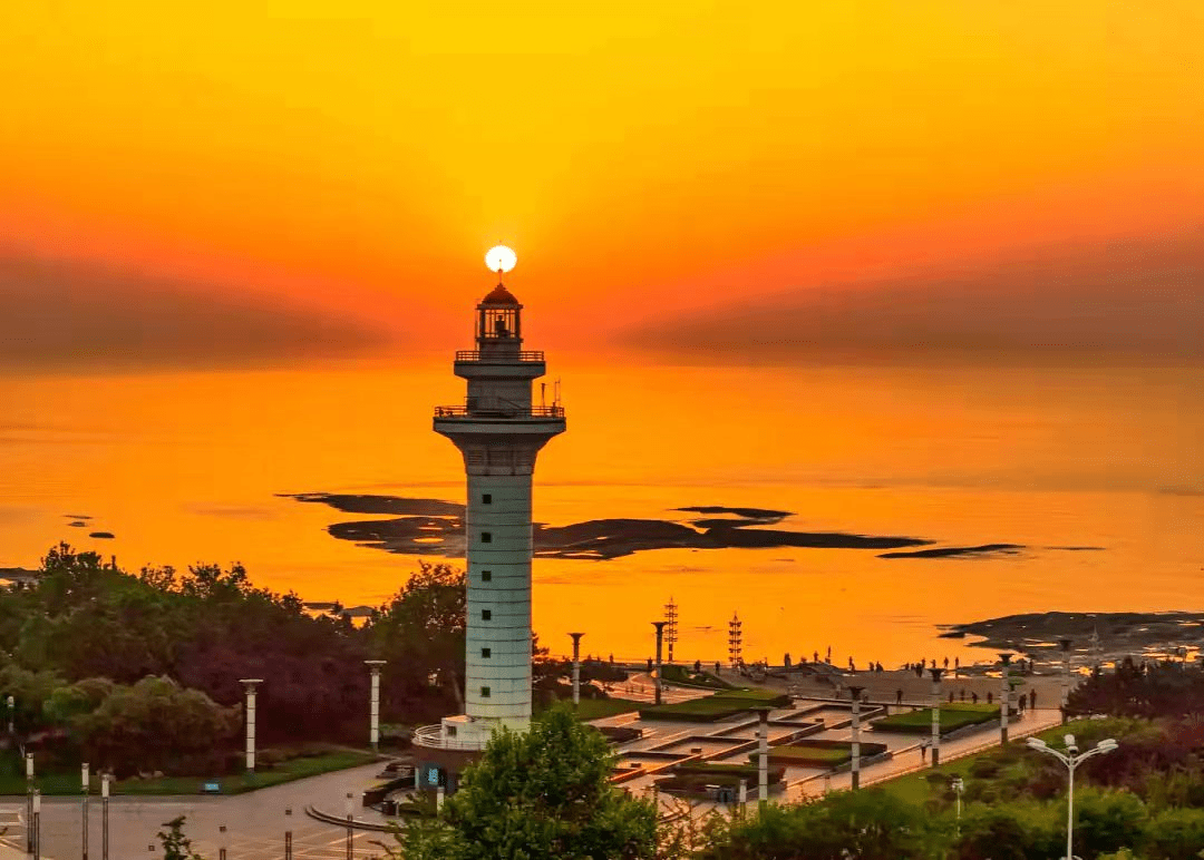 灯塔旅游风景区南与日照港相邻,东面是碧波万顷,一望无际的黄海,北面