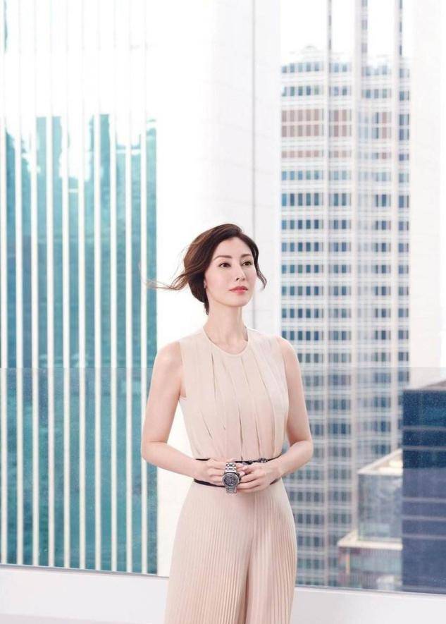 李嘉欣真是会打扮,穿时尚裙配高马尾,50岁美得太真实_身材_女人_外套