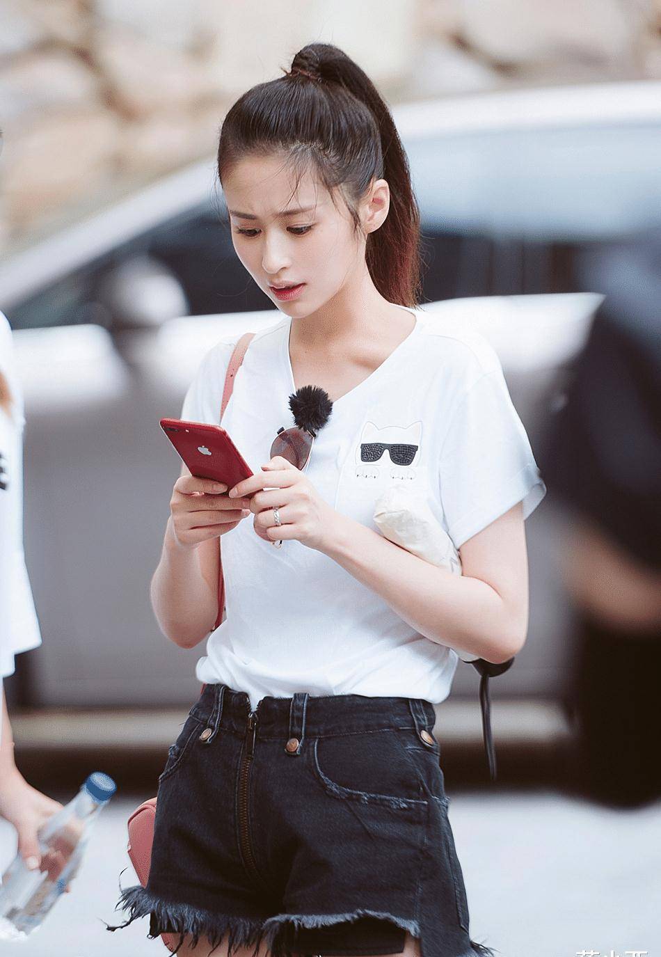 只有90斤的颖儿真是辣妈代表,穿蓝色连衣裙配羊毛卷,俏皮又减龄_印花