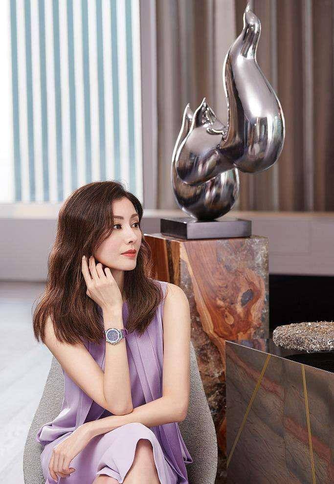 李嘉欣真是会打扮,穿时尚裙配高马尾,50岁美得太真实_身材_女人_外套